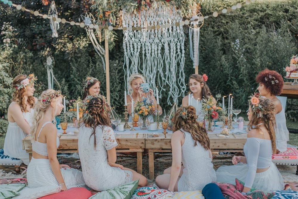 Druhny razem z panną młodą przy stole w stylu ślubnym boho