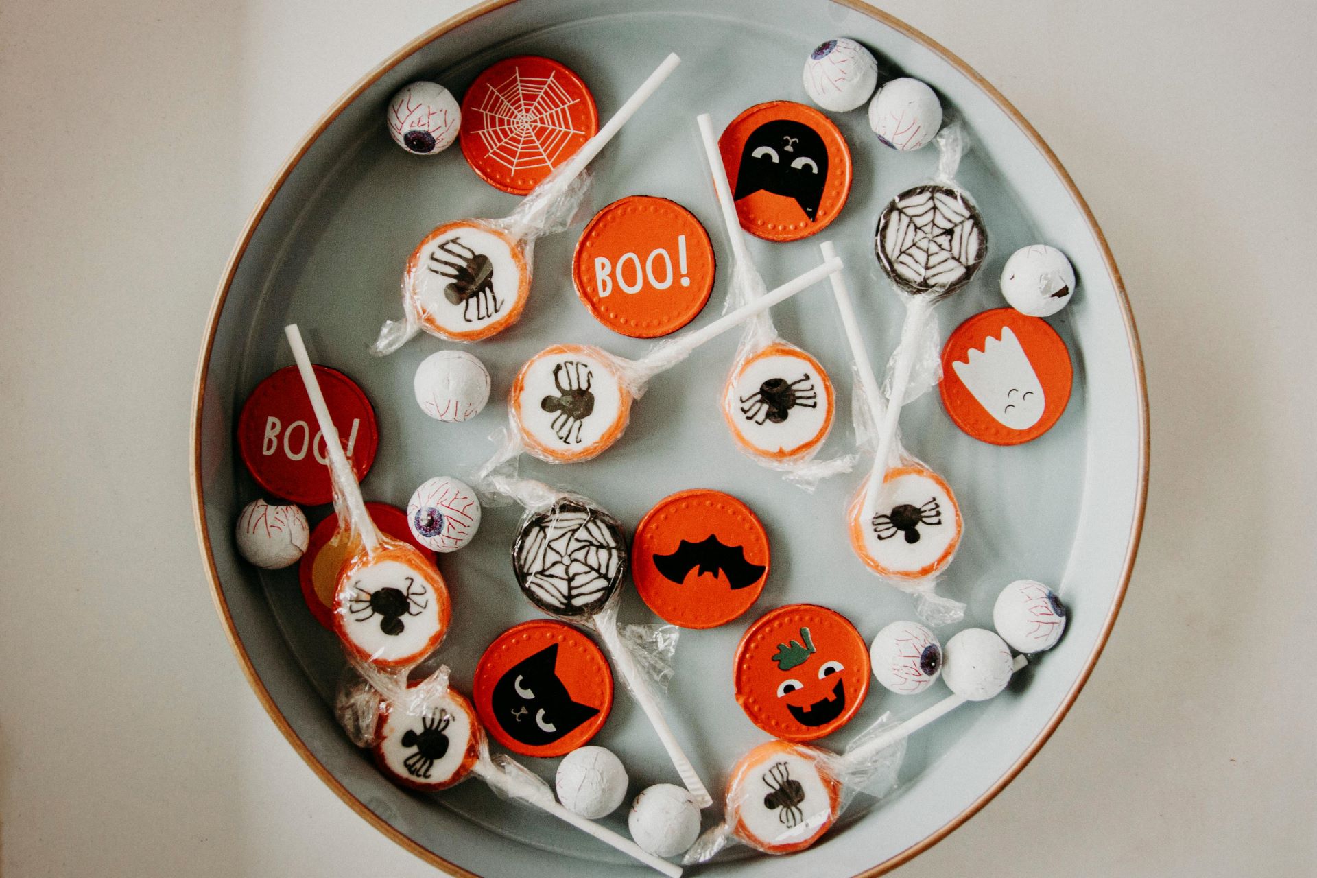 halloweenowy talerz z cukierkami