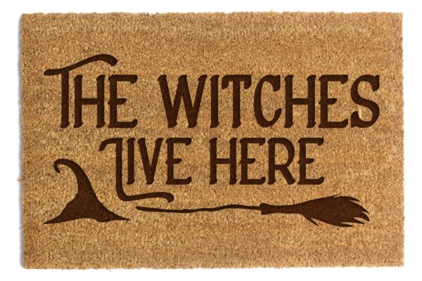 Wycieraczka z kokosa The Witches Live Here 