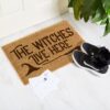 Wycieraczka z kokosa The Witches Live Here 