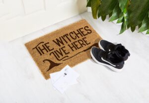 Wycieraczka z kokosa The Witches Live Here
