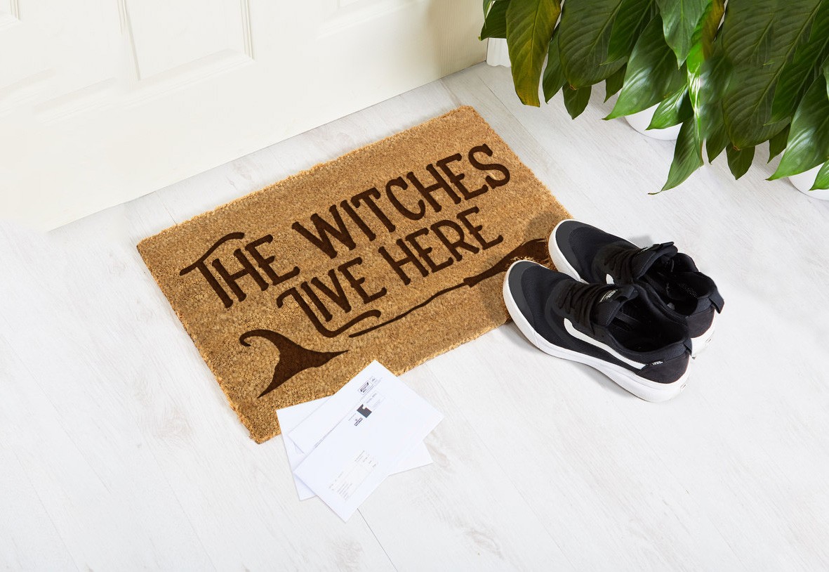 Wycieraczka z kokosa The Witches Live Here 