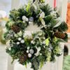 Świąteczny wianek z dodatkami w postaci głogu naturalny szyszek oszronionych liści białych kuleczek