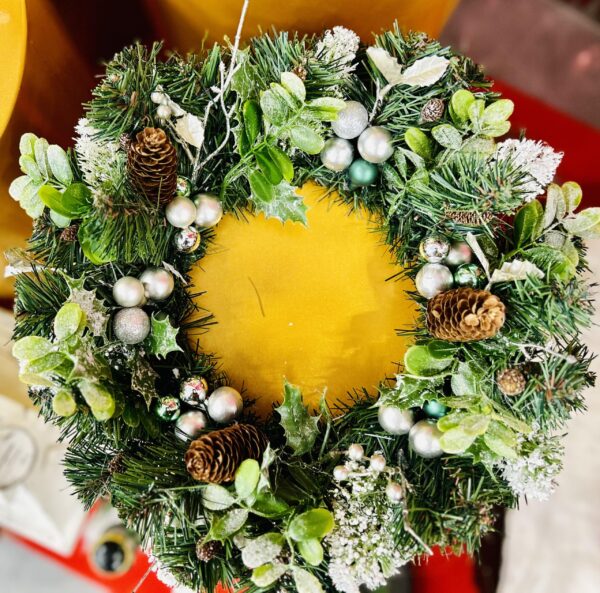 Wianek-na-drzwi-swiateczny-duzy-40cm-szyszki-oraz-bialy-glog Duży wianek własnoręcznie robiony 40cm naturalne szyszki sosny gałązki świerku biały głóg delikatnie oprószony sztucznym śniegiem