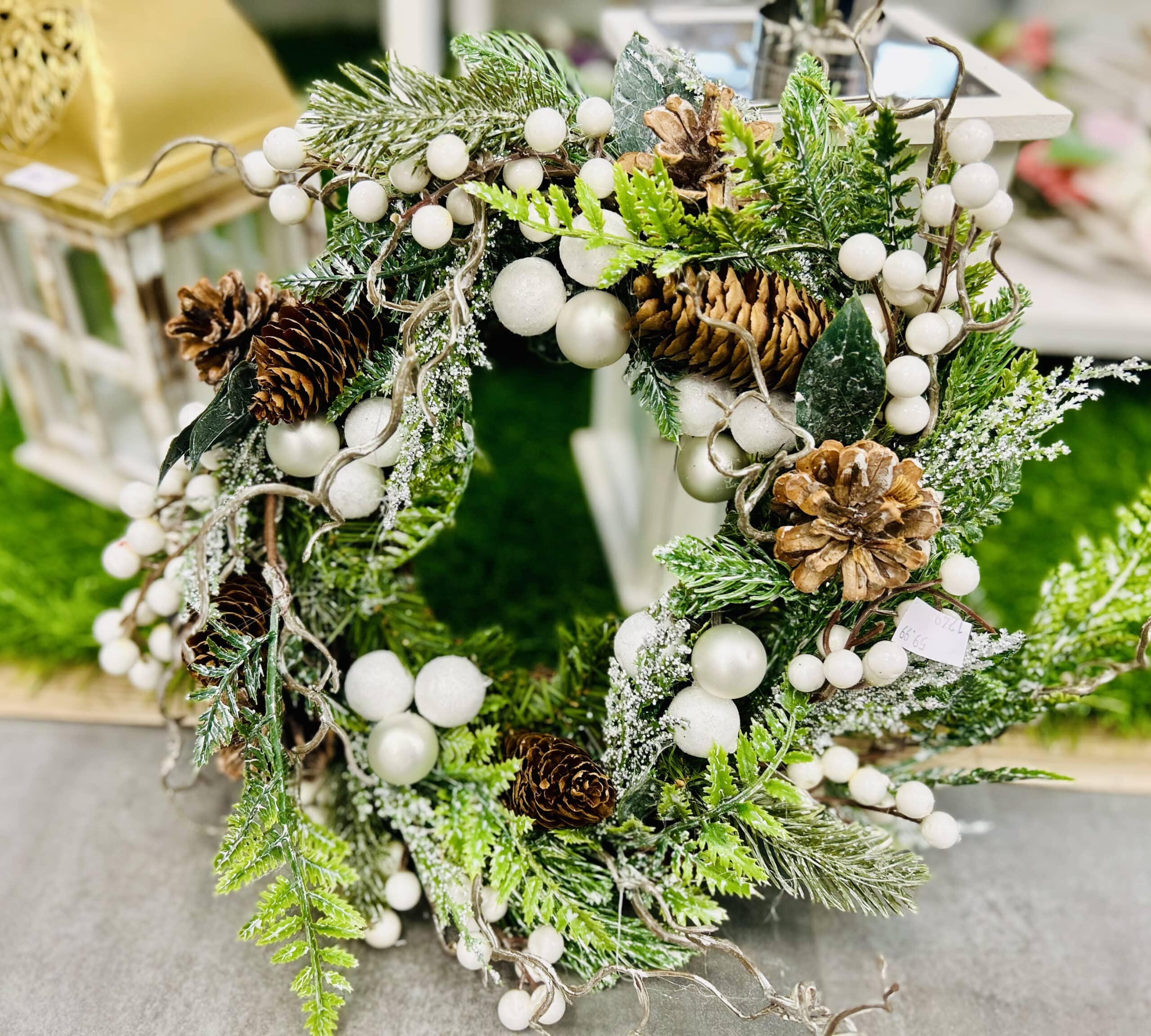 Wianek na Boże Narodzenie, idealna dekoracja drzwi wejściowych do domu. Składa się głównie z zielony gałązek białego głogu oraz białych bombek, prawdziwych szyszek sosny oraz świerka.