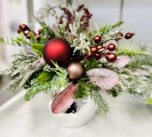 Stroik świąteczny ręcznie wykonany - baza srebrna duża donica, gąłązki paproci oraz świerku w tym gałązki oszrionione, bordowe bombki oraz głóg, dodatki w postaci ciemno-różowych liści delikatnie oszronionych