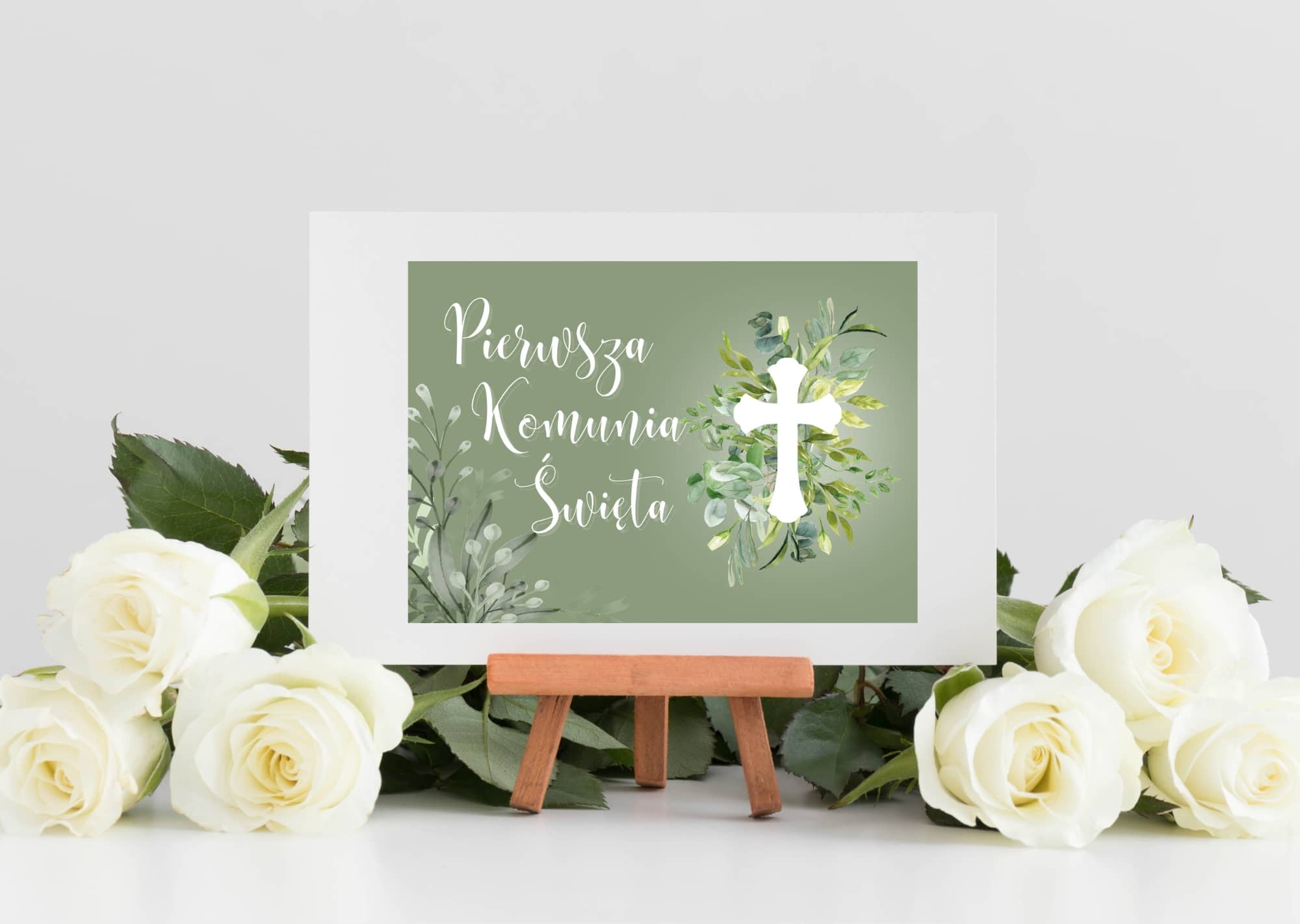 Plakat na komunię, na sztaludze, kolor zielony z białym krzyżem oraz napisem Pierwsza Komunia Święta