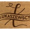 Wycieraczka z inicjałem oraz naziwskiem