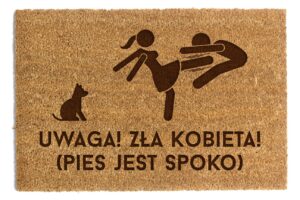 Wycieraczka zła kobieta pies jest spoko
