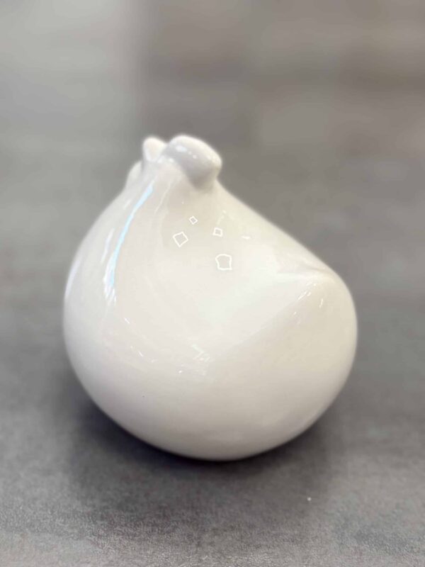 Dekoracyjna figurka ceramiczna w kolorze białym – Kura