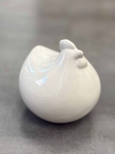 Dekoracyjna figurka ceramiczna – Kura
