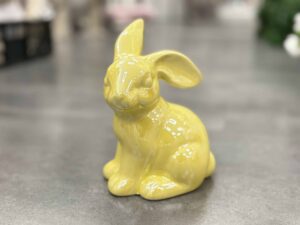 Zajączek ceramiczny na Wielkanoc w kolorze żółtym
