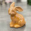 Ceramiczny zajączek w kolorze pomarańczowym na Wielkanoc