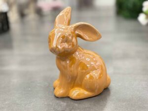 Ceramiczny zajączek w kolorze pomarańczowym na Wielkanoc