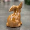 Figurka w kolorze pomarańczowym zajączek na Wielkanoc