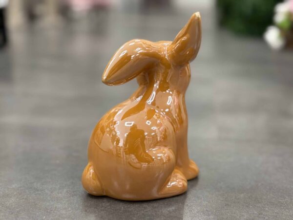 Figurka w kolorze pomarańczowym zajączek na Wielkanoc