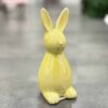 Ceramiczna figurka w kształcie żółtego zajączka na Wielkanoc