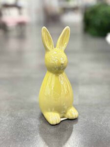 Ceramiczna figurka w kształcie żółtego zajączka na Wielkanoc