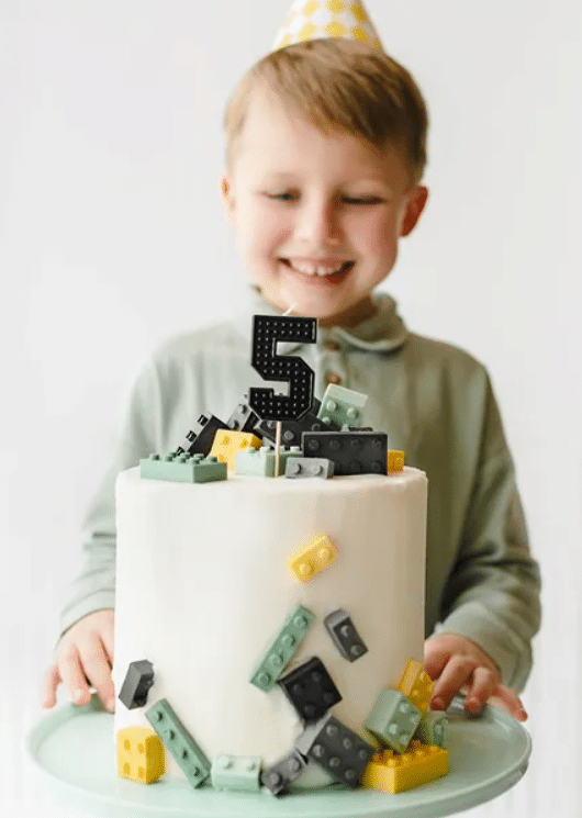 Cyfra w kolorze czarnym 5w kształcie klocka LEGO