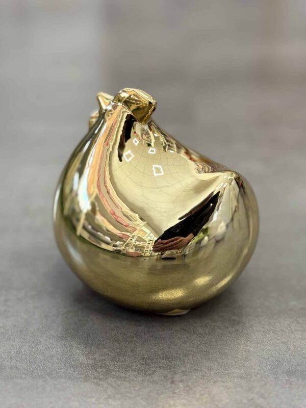 Dekoracyjna figurka ceramiczna na Wielkanoc – Kura Złota