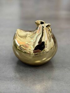 Dekoracyjna figurka ceramiczna – Kura Złota