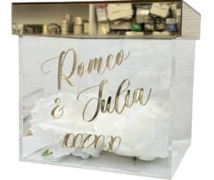 Personalizowane pudełko na koperty z pleksi, glamour, przeźroczyste, złote lustro, imiona z datą oraz białymi różami