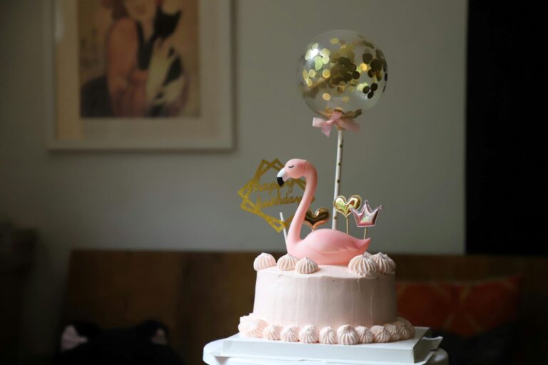 Tort urodzinowy z dekoracjami - balon, flaming, topper