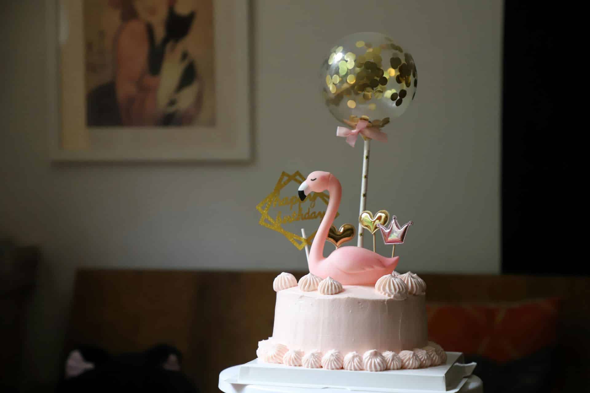 Tort urodzinowy z dekoracjami - balon, flaming, topper