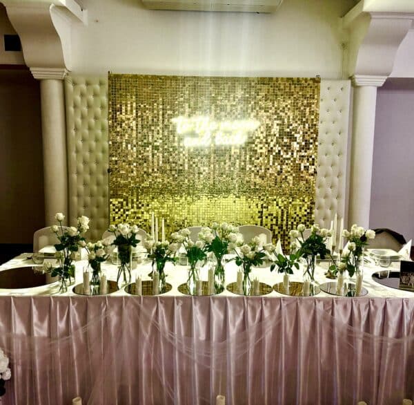 Wynajem tła cekinowego w kolorze złotym