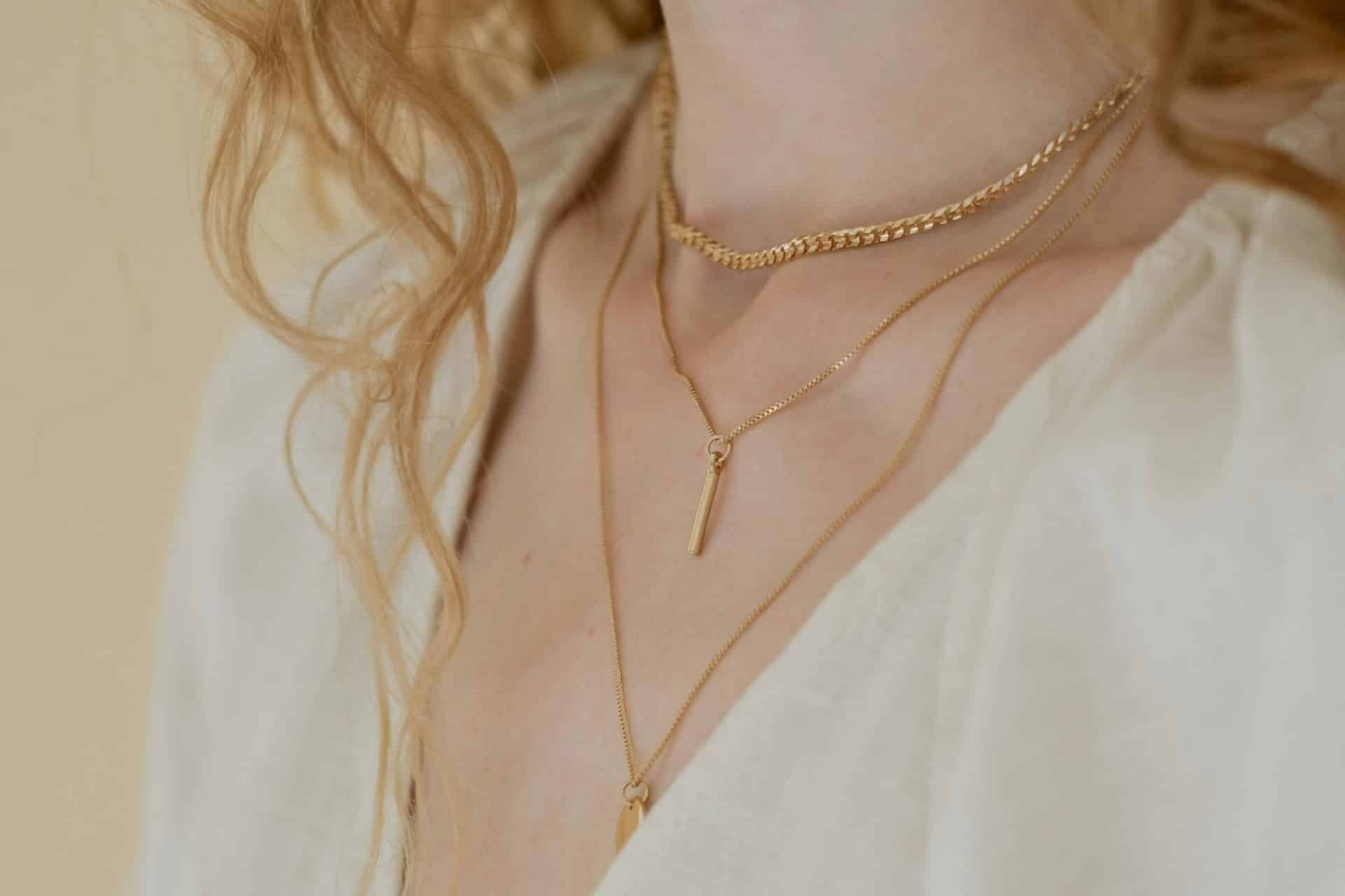 Złote łańcuszki u kobiety