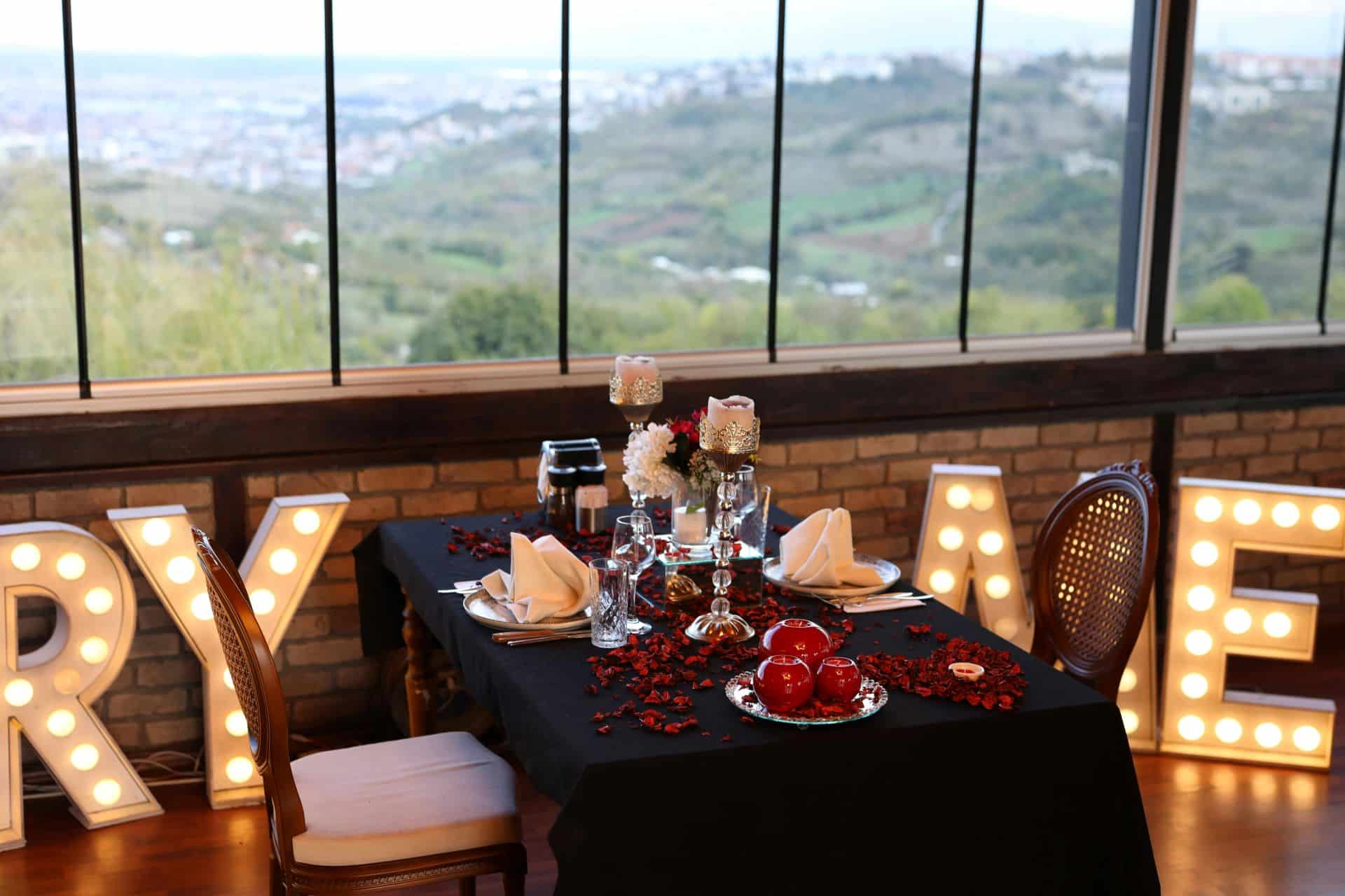 Romantyczna kolacja w restauracji