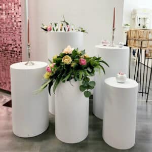 Postumenty na wynajem w kolorze białym