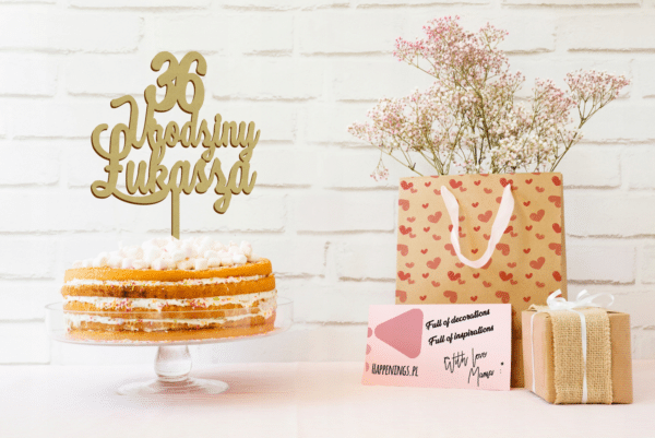 Drewniany topper na tort w kolorze złotym malowany