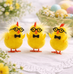 Kurczaczki wielkanocne w okularach – zestaw 3 szt. Urocza dekoracja stołu i wnętrz. Wysokość 5 cm, wiosenny styl.