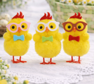 Wesołe kurczaczki wielkanocne w okularach – zestaw 3 szt. Kolorowa dekoracja stołu, koszyczka i wnętrz na Wielkanoc.