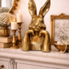 Złoty królik dekoracyjny 28 cm w stylu glamour. Elegancka figurka wielkanocna do wnętrz i świątecznych aranżacji.