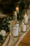 Etykiety na butelki weselne: jak oznaczyć bimber i stworzyć spójną dekorację stołu?