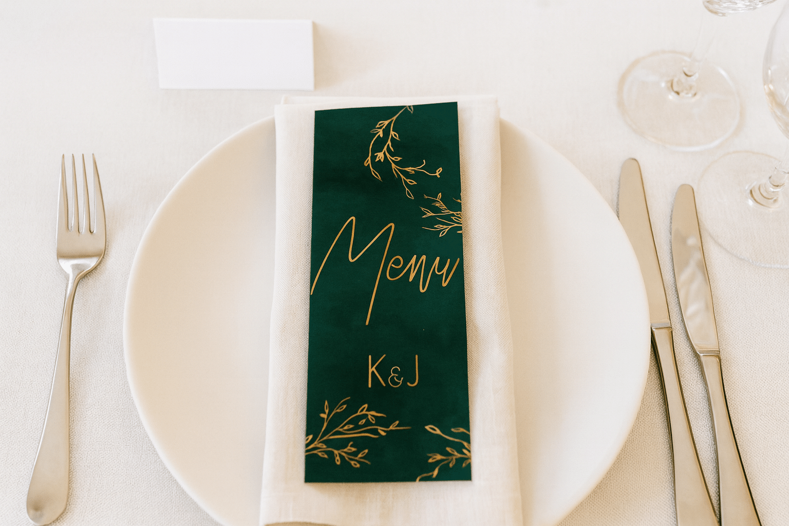Indywidualna karta menu na serwetce przy nakryciu, z widoczną obok winietką.